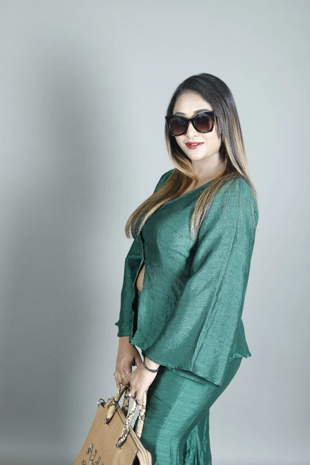 অন্তরাল” — রহস্য, সম্পর্ক ও অন্ধকার সত্যের এক মনস্তাত্ত্বিক যাত্রা - content image