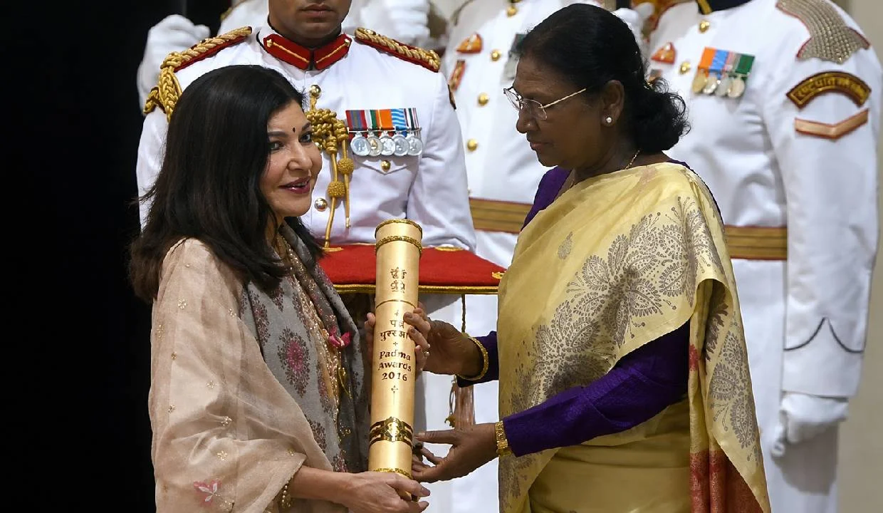 রাষ্ট্রপতির হাত থেকে পদ্মভূষণ সম্মান গ্রহণ করলেন গায়িকা অলকা ইয়াগনিক