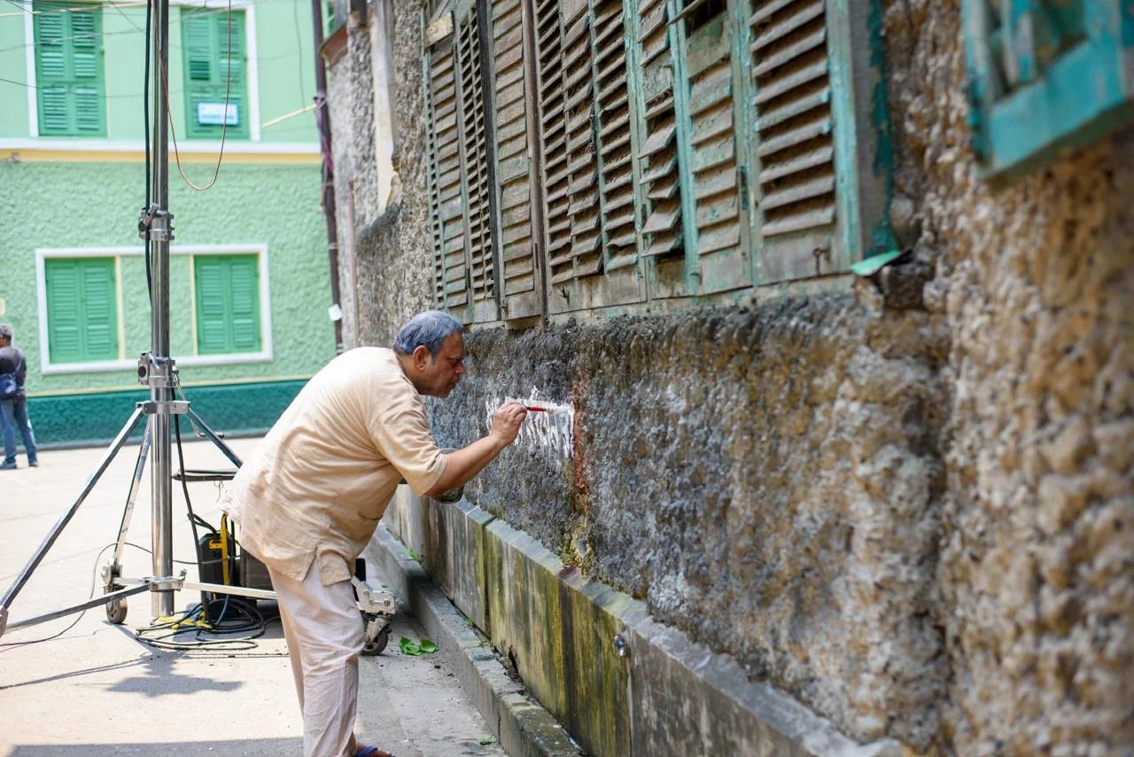 এখানে প্রস্রাব করিবেন না”—একটি দেওয়াল ঘিরে হাসি-অভিমান আর মানবিক টানাপোড়েনের গল্প - content image