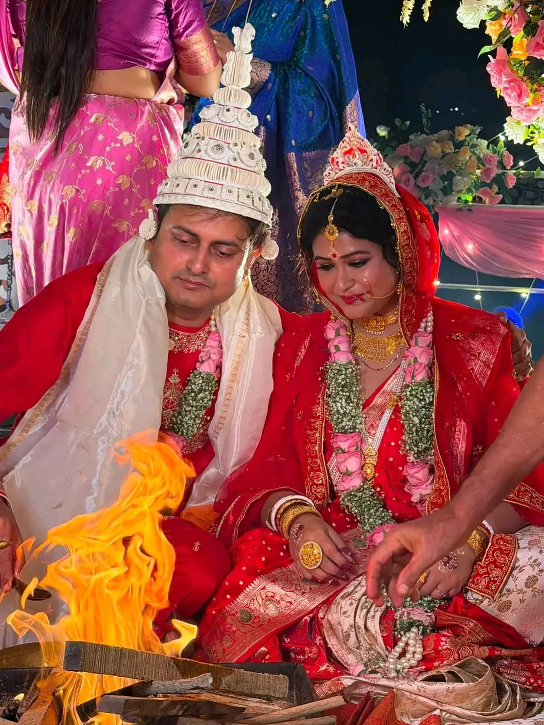 গঙ্গাবক্ষে সাত পাকে শঙ্কুদেব পণ্ডা ও স্বর্ণালী সরকার