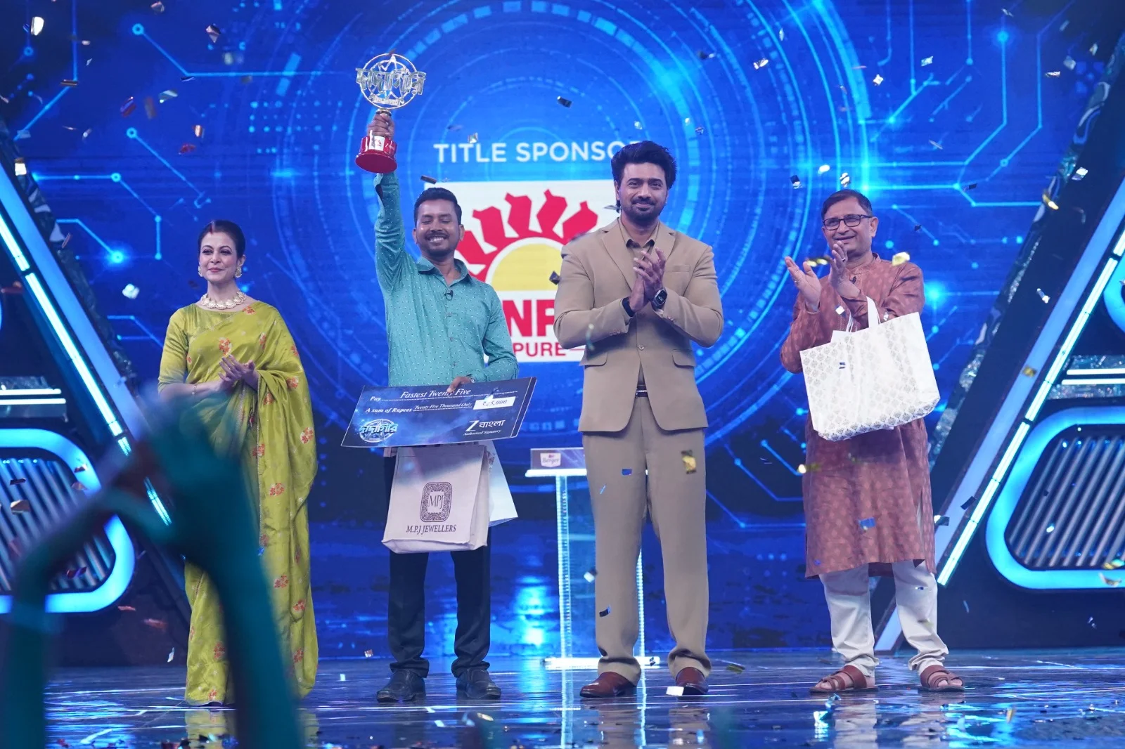 জমজমাট রবিবারের পর্ব,দেবের সঙ্গে ‘দাদাগিরি’-র মঞ্চে কোয়েল মল্লিক