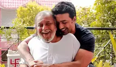 মিঠুন চক্রবর্তীর শারীরিক অবস্থার খোঁজ নিতে পিয়ারলেস হাসপাতালে দেব